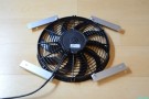 Mit Alu-L-Profilen bastele ich mir Befestigungen, die zu meinem Wakü passen und gleichzeitig dafür sorgen, dass der Lüfter so nah wie möglich am Kühlnetz anliegt.